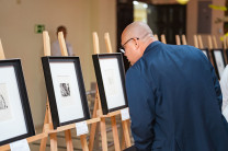 Visita de colaboradores. Los colaboradores tuvieron la oportunidad de observar una serie que abarca un amplio arco temporal.