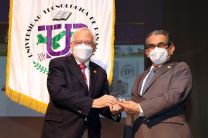 El Ing. Héctor Montemayor, Rector de la UTP, recibió pin por 55 años de labor.