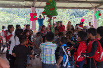 Piñatas para los niños de la comunidad.