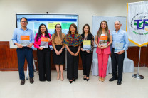 La Dra. Laguna junto a investigadores de la UTP.