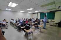 Estudiantes participan de la ponencia del Dr. Práxedes.