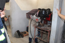 Estudiantes practicando soldadura.