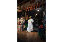 Su obra “¿Y si vamos por un Siu Mai?” muestra a una mujer empollerada dentro de una abarrotería china, representando la cotidianidad y la unión cultural entre Panamá y China. La fotografía contó con el apoyo en producción del estudiante Carlos Sánchez.