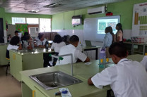 Presentación en el laboratorio de Biología en el Centro Educativo.