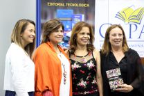 Personal de la Editorial Universitaria en conjunto con las escritoras Olga de Obaldía  y María Laura De Piano.