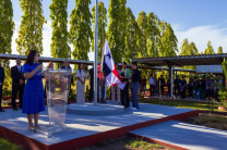 Durante la ceremonia, el pabellón nacional fue escoltado por los estudiantes de mayor índice académico: Ilsa Cosme, Ronelio Rodríguez y Roberto Vega.