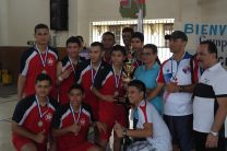 Centro Regional de Chiriquí recibe trofeo de campeón masculino del torneo.