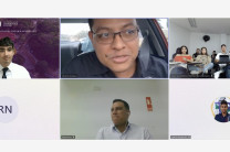 El profesor Abdel Rivera imparte su clase de marketing a los estudiantes de Unilibre.