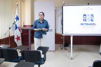 Dra. Dafni Mora, directora de Extensión de la UTP, da la bienvenida al evento. Dra. Dafni Mora, directora de Extensión de la UTP.