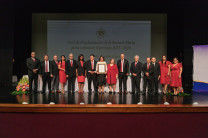 Gran Jurado de Elecciones de la UTP y la Ministra de Educación Lucy Molinar posan para la foto de la entrega de credencial a la Dra. Ángela Laguna como la nueva rectora de la UTP para culminar el periodo 2023-2028. 