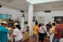 Productores artesanales de Café ofreciendo sus productos al público.