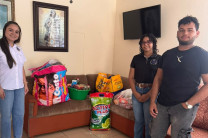 Profesora Johyleen García junto a sus estudiantes. 