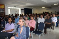 Profesores, administrativos, estudiantes e invitados en evento de lanzamiento en Salón de Conferencias.