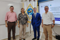 Profesores jurado con estudiante