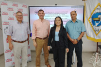 Profesores jurado con estudiante al finalizar la sustentación.