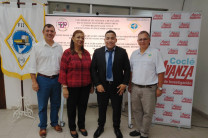 Profesores jurado con estudiante Roberto Chanis.