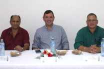 Mgtr. Carlos González, Dr. Francisco Arango y Mgtr. Miguel López, profesores jurados 