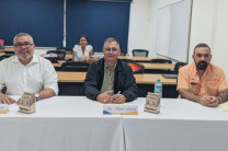 Profesores jurados Mgtr. Miguel López, el Mgtr. Luis Castillo y el Mgtr. Luis Urieta Vento, asesor.