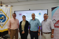 Profesores miembros del jurado con estudiante. Profesores miembros del jurado con estudiante.