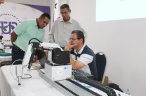 Profesores programando los robots.
