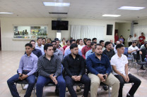 Momento en que uno de los estudiantes destacados recibe su acreditación oficial tras culminar con éxito la formación técnica.