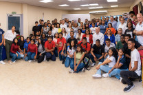 Representantes de la UTP, AES Panamá y estudiantes beneficiados.