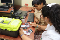 Las estudiantes participaron en actividades orientadas al aprendizaje de conceptos básicos de electrónica, el uso de herramientas tecnológicas y el desarrollo de ideas en equipo. Las estudiantes participaron en actividades orientadas al aprendizaje de conceptos básicos de electrónica, el uso de herramientas tecnológicas y el desarrollo de ideas en equipo.