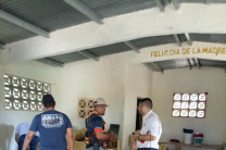 En plena faena se observa al personal de trabajo del CINEMI y de la Oficina de Electrificación Rural (OER), en las instalaciones de la casa comunal de la Estancia Centro, ubicada en el Corregimiento de San Juan De Dios, Distrito de Antón.