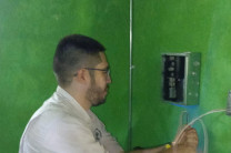Los trabajos de conexión del sistema eléctrico de la casa comunal de la Estancia Centro, Corregimiento de San Juan De Dios, Distrito de Antón, fueron coordinados por el Ing. Luis Mogollón, Co – Investigador del proyecto.