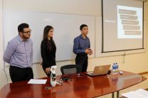 Grupo de estudiantes de la Facultad de Ingeniería de Sistemas Computacionales sustenta tu trabajo de investigación ante los evaluadores.