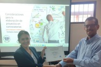 Entrega de certificado a la Mgtr. Sandra Tapia, Especialista en Implementación de Proyectos Internacionales. 