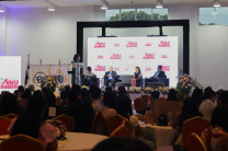 Público atento al Conversatorio.