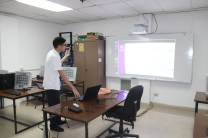 Rafael Serrano, durante su exposición