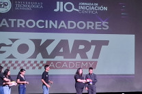 Estudiantes participantes reciben premios de la JIC.