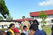 Niños participan de taller de reciclaje.