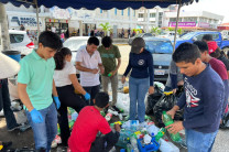 Durante la jornada, estudiantes universitarios, voluntarios y miembros de diversas organizaciones colaboraron en la recolección y clasificación de materiales reciclables. Durante la jornada, estudiantes universitarios, voluntarios y miembros de diversas organizaciones colaboraron en la recolección y clasificación de materiales reciclables.
