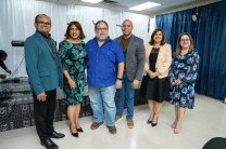 El Prof. Collado junto a la Dra. Laguna y otras autoridades universitarias.
