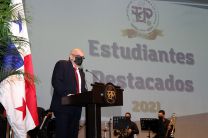 Dr. Julio Rodríguez, Vicerrector Académico Encargado, en Representación del Rector de la UTP, Ing. Héctor Montemayor.