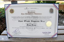 Reconocimiento entregado al Rector.