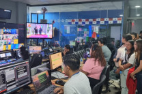 Estudiantes en cabina de control.