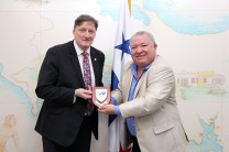 El rector, Dr. Omar Aizpurúa, recibe placa conmemorativa del Sr. Andrew Fitzmaurice, CEO de Templar Executives.