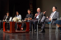 Panelistas de la UTP junto a los moderadores.