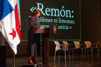 La Dra. Ángela Laguna, Vicerrectora Académica, durante su mensaje.