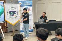 Los estudiantes Anthony Guardia y Diego Vásquez de la carrera de Ingeniería Ambiental, realizan su presentación. Diego Vásquez y Anthony Guardia, estudiantes de la carrera de Ingeniería Ambiental, realizan la presentación de su tema.