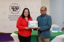Durante la actividad se hizo entrega del Calendario Institucional del MINSA.