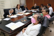 Autoridades e invitado en  la reunión del Consejo Editorial.