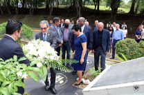 Rector de la UTP coloca ofrenda floral en la placa al Dr. Víctor Levi Sasso.