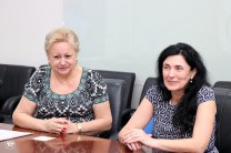 La cónsul de Rumanía en Panamá, Ing. María Saldaña y la Dra. Catalina Iticescu, por la Universidad de Galati.