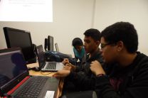 Estudiantes del Curso de Desarrollo de Software VII  frente a sus computadoras.
