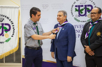 Acto de colocación de la pañoleta a las autoridades, dirigentes y jóvenes scouts.